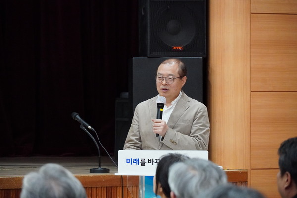 김범수 자치도시연구소장이 ‘고양시민으로 사는 마지막 세대가 되지 않길 소망하며’라는 제목의 발표를 진행하고 있다. [사진=황혜영 인턴기자]