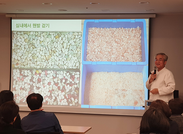 유용우 한의사는 '똑똑한 두뇌와 건강한 발바닥'을 주제로 한 건강특강에서 "평소 유산소 운동을 하기 힘든 사람, 공부해야 해서 운동 시간이 부족한 수험생, 내 몸과 마음이 따로 노는 것 같아 너무나 힘든 사람, 그리고 족저근막염, 관절·요통 환자 등 질병이 있는 사람은 꼭 맨발 걷기를 실천해 볼 것을 권한다"면서 "날씨 등으로 인해 야외에서 하기가 힘들다면 자갈이나 옥, 수정이 깔린 매트를 활용하거나 자갈 소금이나 굵은 소금 등을 이용해 실내에서도 꾸준히 맨발 걷기를 하는 것이 좋다"고 강조했다. 