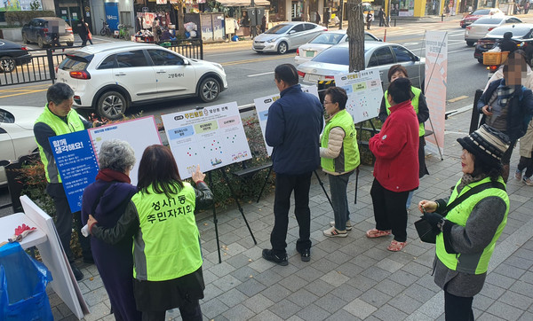 성사1동 주민자치회가 길거리 사전투표를 하고 있다.