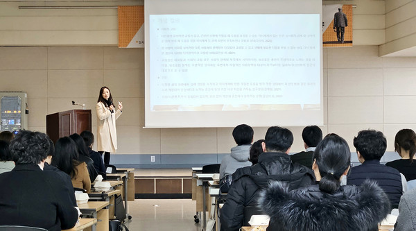 참가자(공무원, 사회복지 관계자, 지역주민)들이 사례관리 역량강화 특별교육(고립가구에 대한 이해와 지원 방향)을 듣고 있다.