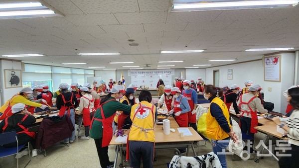 대한적십자봉사회 고양지구협의회가 주최한 '희망풍차 네트워크 다문화가정 요리교실'엔 총 5회에 걸쳐 150여 명이 참여했다. [사진제공=대한적십자봉사회 고양지구협의회]
