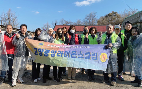 고양신도·중앙라이온스클럽이 화전동의 어려운 이웃을 위해 난방 취약가구에 연탄을 전달했다.