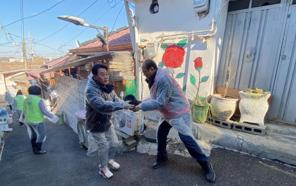 고양신도·중앙라이온스클럽 회원들이 연탄을 배달하고 있다.
