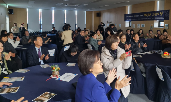 내빈들이 소원의 날을 축하하고 있다.
