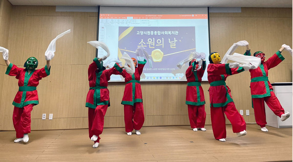 식전 공연으로는 어르신 ‘한국무용’ 프로그램 참여자들.