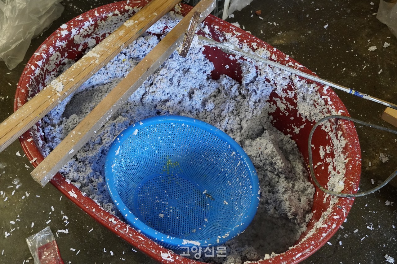 조성재 작가는 파쇄 종이를 물에 불리고 풀을 섞어 반죽을 만든다.