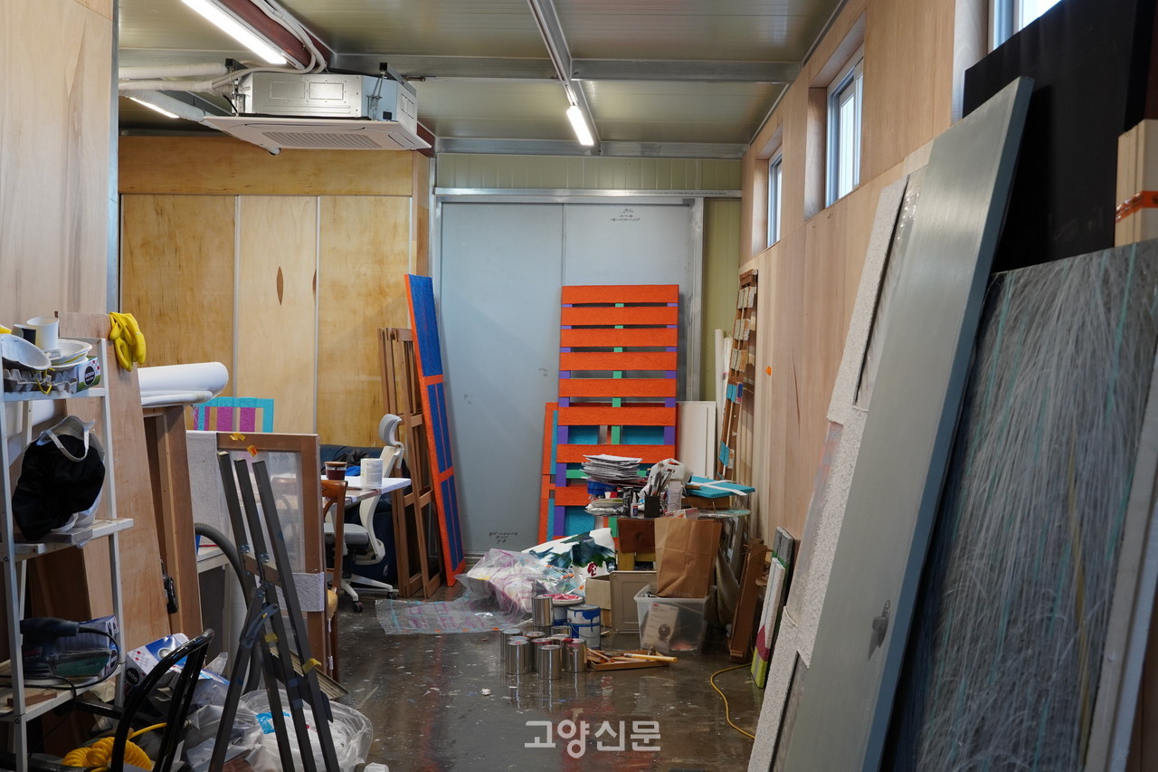 조성재 작가의 작업실.