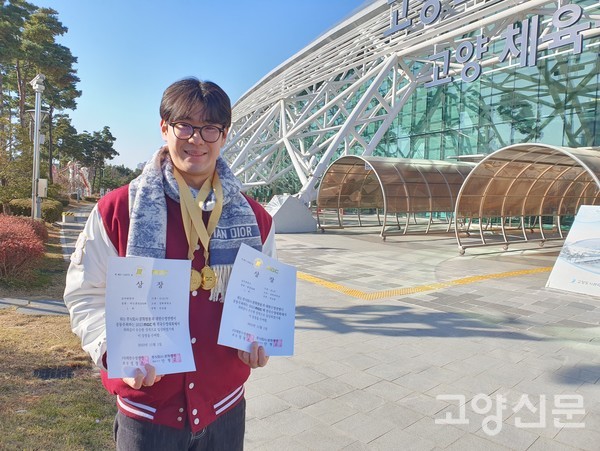 박보람 선수가 MBC배 전국수영대회 상장을 들고 밝은 표정을 짓고 있다.