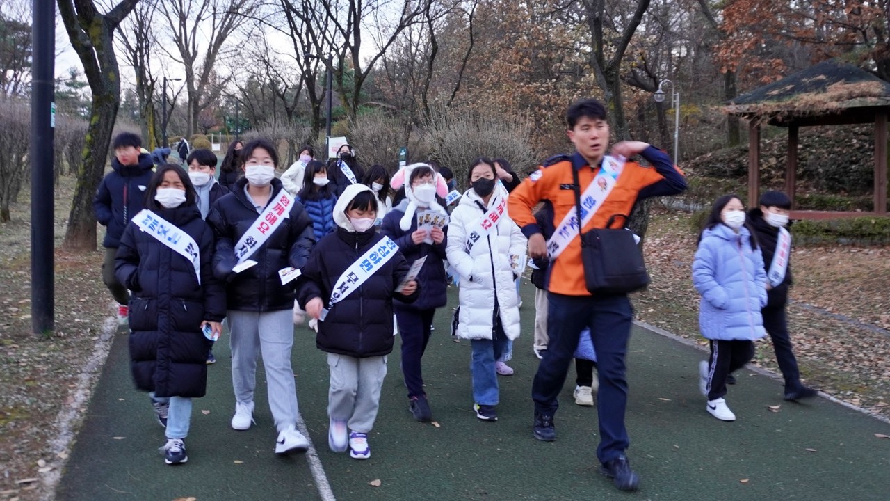 119청소년단이 지도공원에서 화재예방 캠페인을 하고 있다. [사진제공=고양소방서]