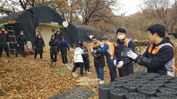  추운 날씨 속에서도 봉사자들이 연탄을 정성껏 나르고 있다.