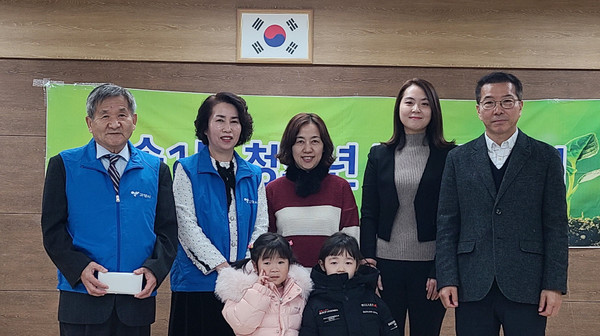 자연어린이집이 삼송1동 청소년지도협의회의 모범 청소년을 위해 바자회 수익금을 전달했다