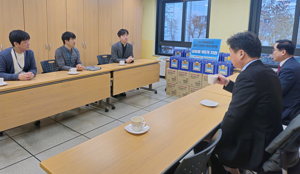 일산새마을금고와 일산종합사회복지관이 지역사회 취약계층의 생필품 나눔을 위해 논의하고 있다.