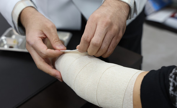 이준영 원장은 환자의 아픈 곳을 한번 더 들여다보는 세심한 관심과 관찰력, 상황에 따른 판단력도 무엇보다 중요하다고 여긴다. 