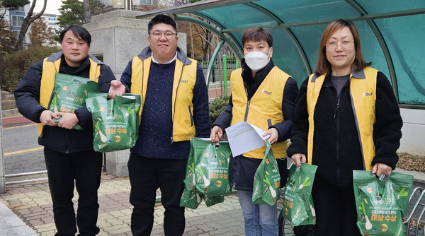 트레이더스 홀세일 클럽 킨텍스점 직원들이 김치 배달을 위해 김치를 나르고 있다.