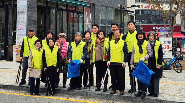 원신동 주민자치회가 ‘마을 클린데이’를 개최해 마을 대청소를 했다. 
