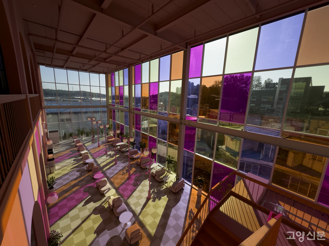 빛과 색을 테마로 한 이색적인 인테리어 공간, 베이커리 카페 비비하우스.