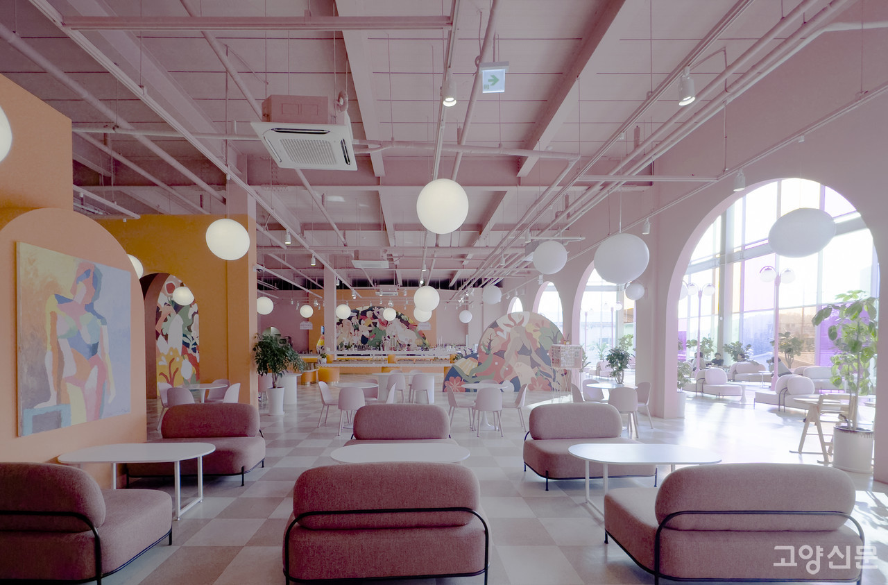 오렌지와 파스텔 핑크톤으로 꾸며진 실내는 아기자기함과 안락함을 준다.