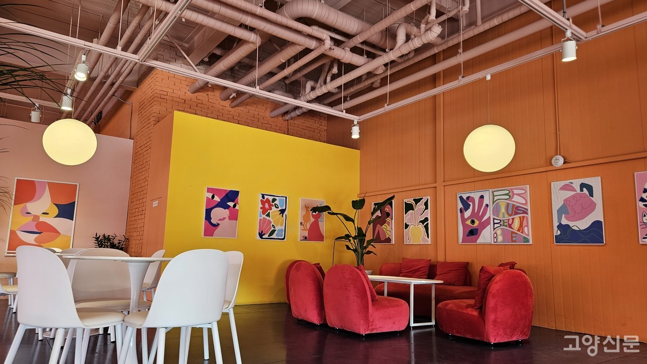 선명한 색감의 벽면을 채우는 팝한 그림들이 곳곳에 전시되어 있다.