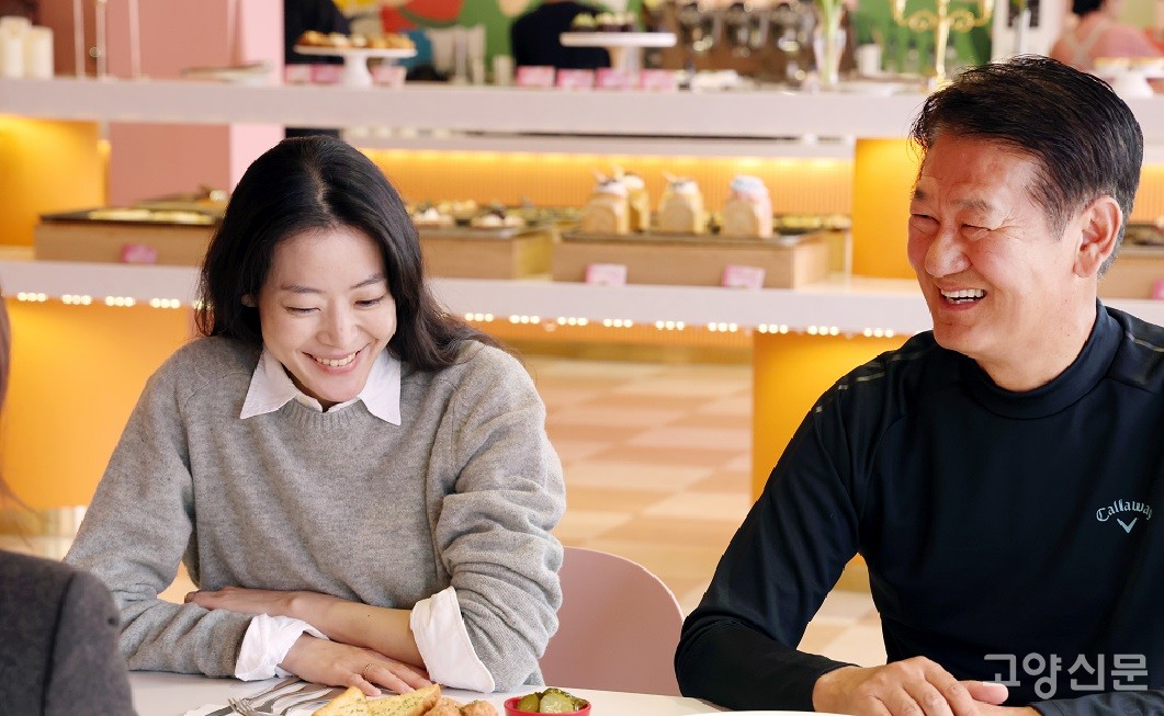 비비하우스의 총책임을 맡고있는 전세현 본부장(좌측)이 신메뉴 출시를 앞두고 활짝 웃고 있다.