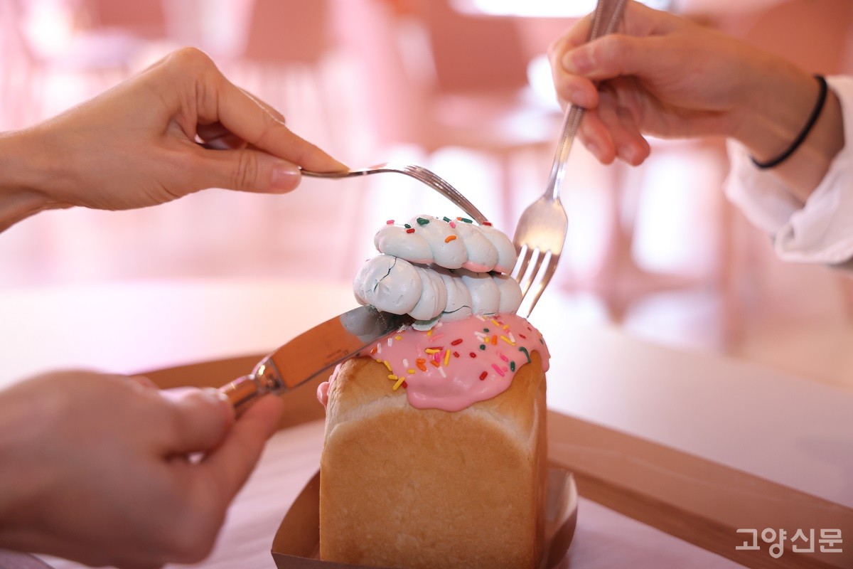 구름 머랭쿠키를 올린 겉은 바삭하고 속은 푹신한 두둥실 스트로베리 식빵은 자꾸만 손이 가는 맛. 