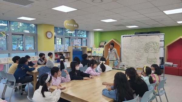 책과 함께하는 북생태 수업에 열중하고 있는 원흥초 아이들.