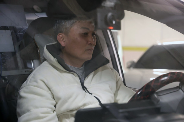 장애인 콜택시를 운전 중인 최정우 노동자.