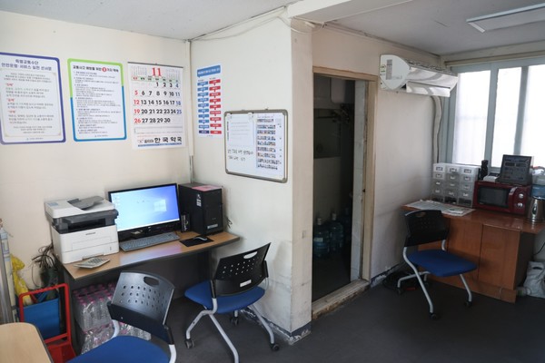 고양시 교통약지 이동지원센터 산하 주교 차고지. 가건물 안에 마련된 휴게공간은 의자마저 부족하다.