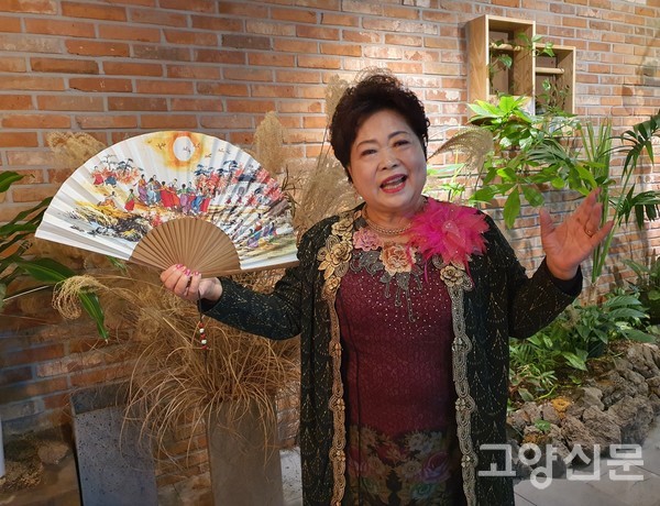 유원주 실버아코디언 덕양구지회 전속가수가 '천일홍 내사랑' 노래를 연습하고 있다.