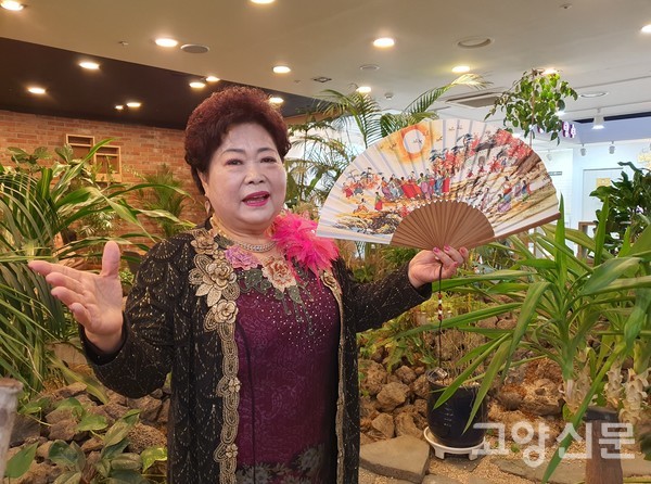 유원주 실버아코디언 덕양구지회 전속가수가 '천일홍 내사랑' 노래를 연습하고 있다