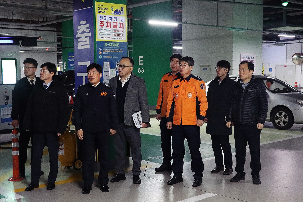 킨텍스 지하주차장 내 전기차충전구역 및 화재대응매뉴얼 확인. [사진제공=일산소방서]