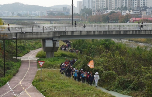 '2023 고양바람누리길걷기축제' 참가자들이 창릉천 수변산책로를 따라 삼송지구 구간을 걷고 있는 모습.