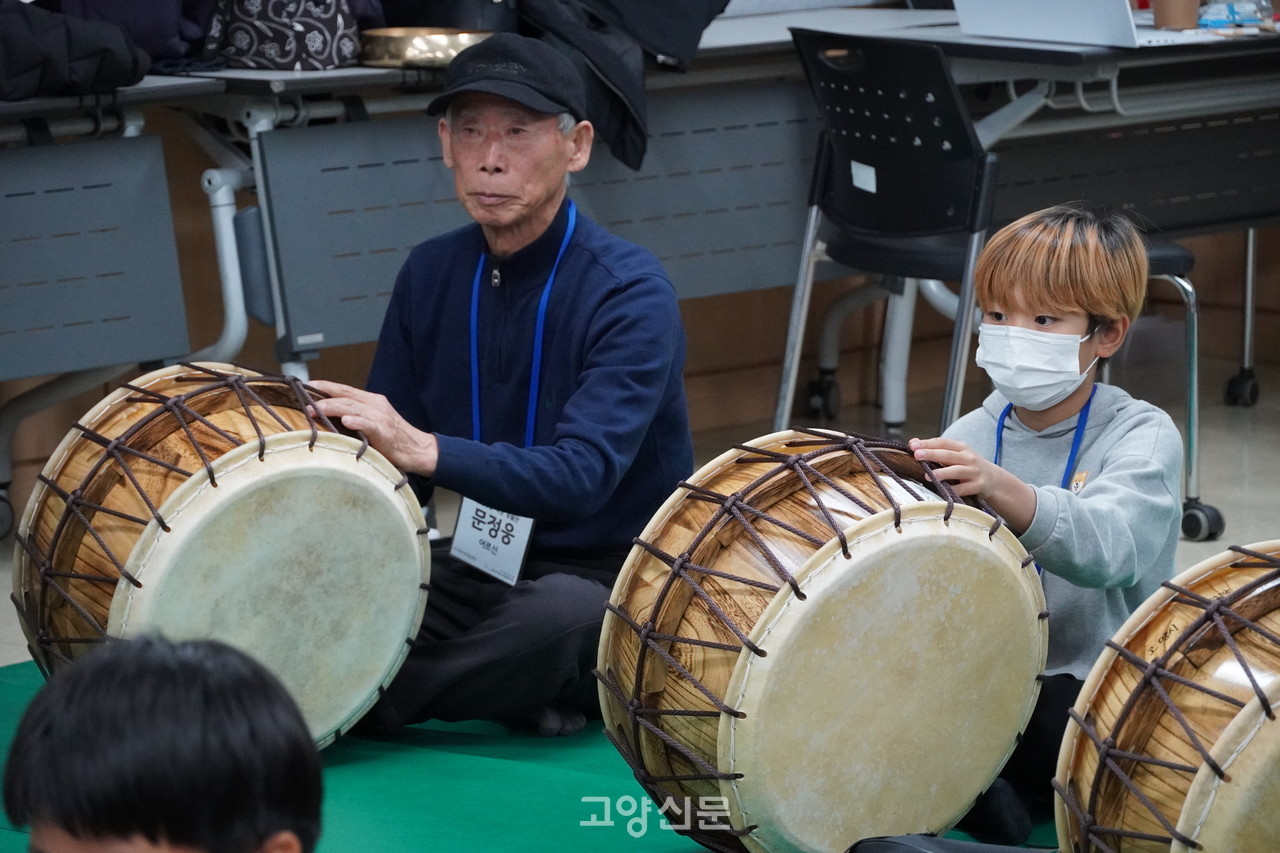 문정웅 어르신(왼쪽)과 정예건(오른쪽)군.
