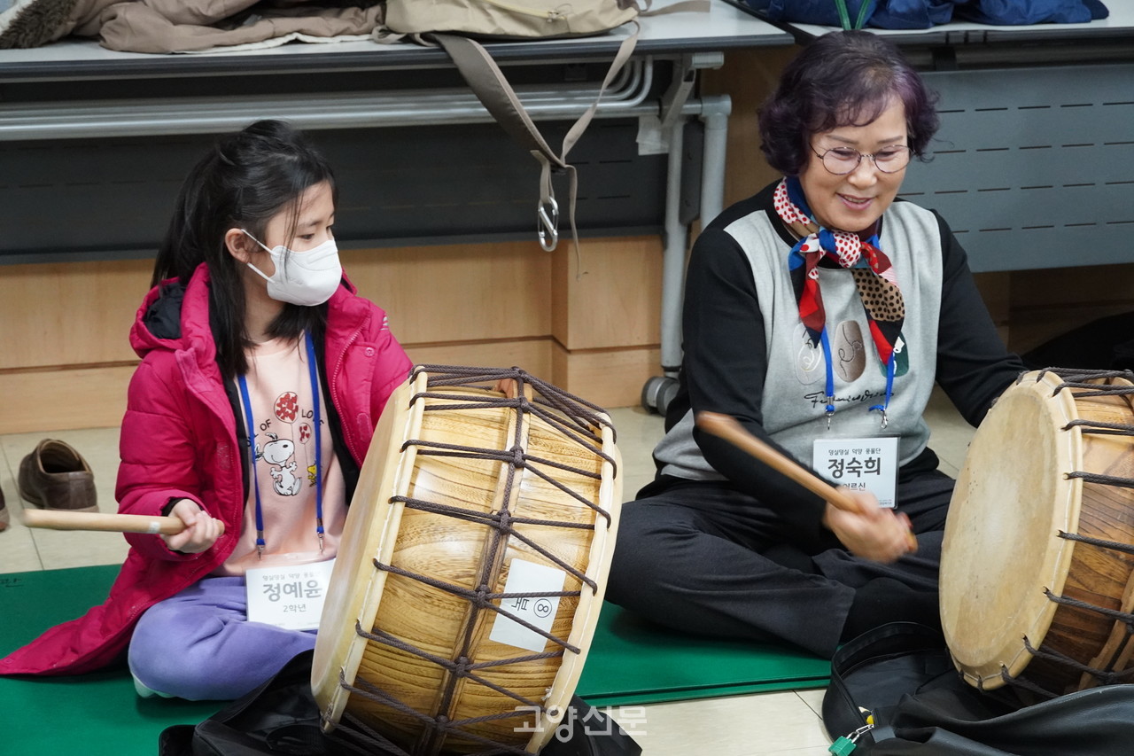 정예윤양(왼쪽)과 정숙희 어르신(오른쪽).