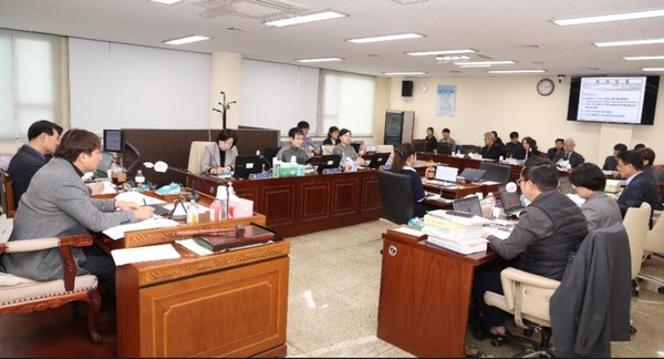 고양시의회 기획행정위 심의 모습.