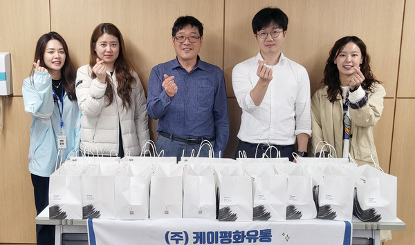 ㈜케이평화유통이 지역 내 사회복지기관과 시설을 이용하는 대상자들에게 간식을 제공하고 있다.