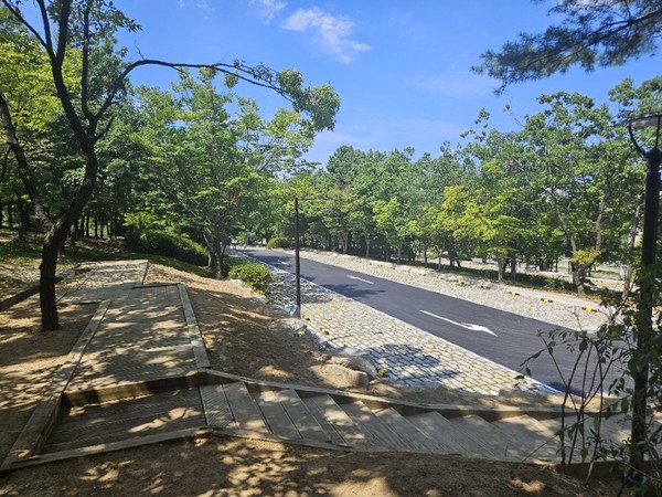 시설개선공사와 주차면수 확대를 완료한 정발산공원 주차장. [사진제공=고양시청]