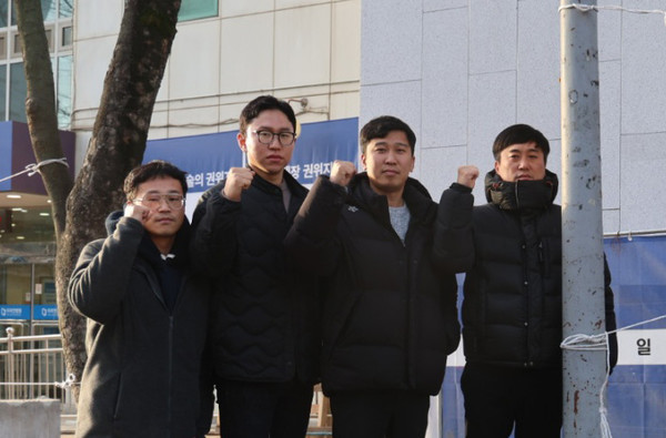 노임체불 발생 후 매주 병원 앞에서 시위 중인 조아인력 관계자와 일용직 노동자들.