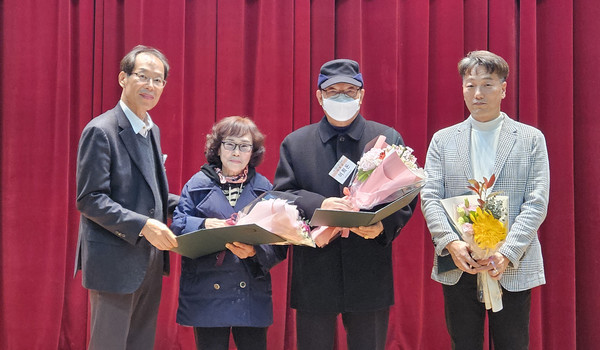 고양시일산노인종합복지관 ‘2023년 자원봉사자·후원자 감사송년회’에서 표창장을 전달했다. 