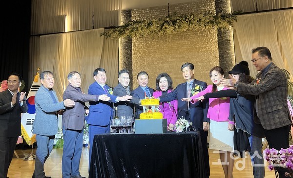 역대 회장들이 나란히 서서 감사와 축하의 케이크를 자르고 있다.