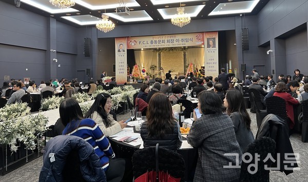 기수별로 모인 재학생들과 졸업생들이 넓은 행사장을 가득 채웠다.