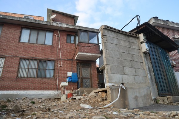 도로 공사를 위해 반파한 노일순(82세)씨 자택 담장.