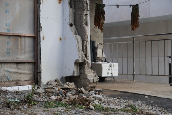 이경숙(84세)씨의 경우 도로 공사를 위해 대문과 담장을 모두 헐었다. 2020년 토지보상을 받은 이후 3년이 넘는 시간동안 공사가 지지부진해 대문없이 살고 있다.