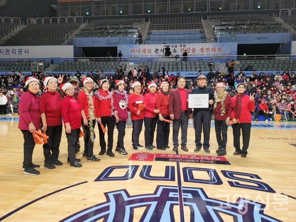 대상을 수상한 대화동 분회팀(오른쪽에서 3번째 이세화 지회장, 4번째 김원길 대표). [사진제공=대한노인회 일산서구지회]