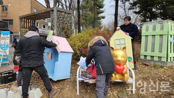 조형물을 설치하고 있는 행신2동주민자치회 위원들