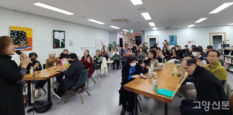 '산도살롱'을 진행 중인 박미숙 일산도서관 관장(맨 왼쪽). 이날 많은 이들이 참석해 아쉬운 마음과 추억을 나누었다.
