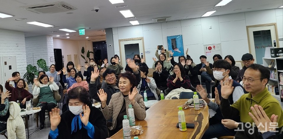 "그동안 고마웠어요."  2년 6개월간의 도서관 활동을 정리하며 열린 산도살롱에서 참여자들이 감사와 박수를 보내고 있다.