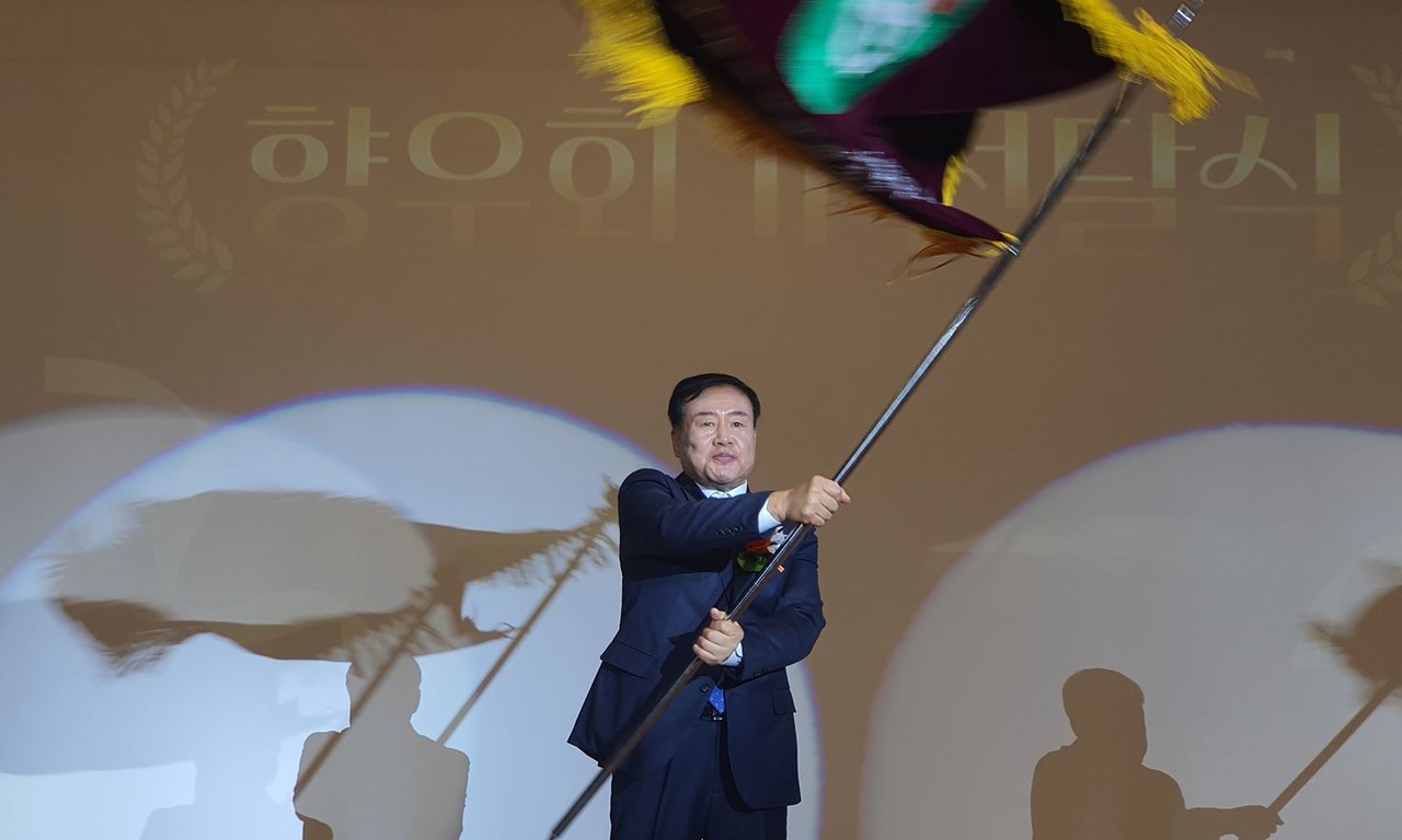 제37대 고양시호남향우회연합회장에 취임한 문장수 회장이 연합회 깃발을 흔들고 있다.