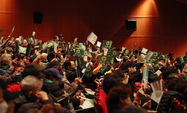 새마을회 회원들이 새마을깃발을 흔들며 환호를 보냈다.