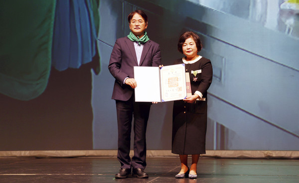 이동환 고양특례시장(왼쪽)이 양현숙 고양시새마을부녀회장에게 새마을표창장을 전달하고 있다.