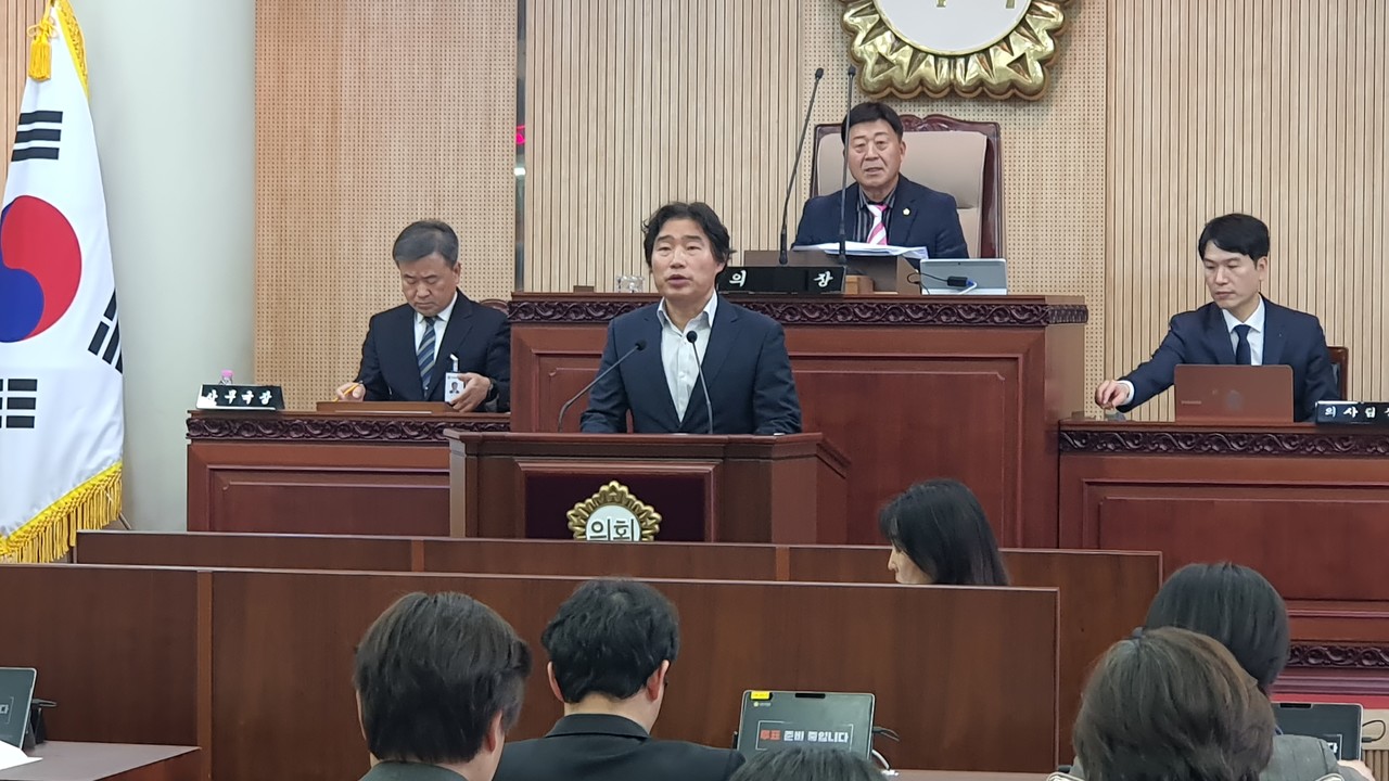 김운남 예결위원장이 15일 열린 고양시의회에서 내년 예산안에 대한 심사 결과를 보고하고 있다.